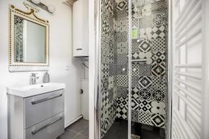 een badkamer met een douche en een wastafel bij Le Petit Pavillon de Versailles in Versailles