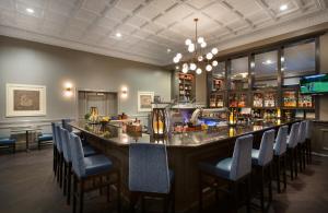 um bar num restaurante com cadeiras à volta em The DeSoto em Savannah