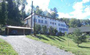 um grande edifício branco no lado de uma estrada em Gîte de Champflorin em Seyne