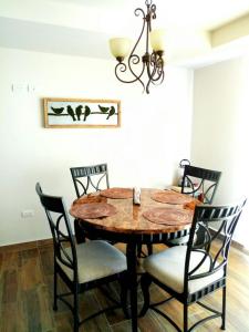 comedor con mesa de madera y sillas en Apartamentos EcoVivienda, en Tegucigalpa