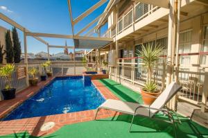 uma piscina no meio de um edifício em The River Boat Hotel - Echuca em Echuca