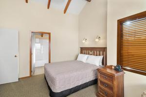 Ένα ή περισσότερα κρεβάτια σε δωμάτιο στο Oreti Village Resort
