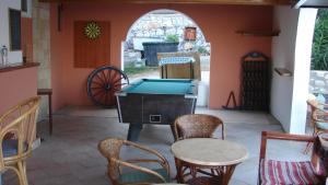 un patio con tavolo da ping pong e sedie. di Apostolis Hotel Apartments a Pefki Rhodes
