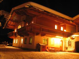 um grande edifício com luzes acesas à noite em Ferienwohnung Ausblick Zillertal em Hainzenberg