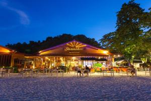 Reštaurácia alebo iné gastronomické zariadenie v ubytovaní PP Erawan Palms Resort