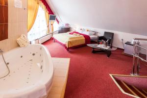 Postel nebo postele na pokoji v ubytování Hotel Jaskółka