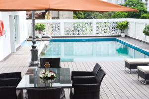 Bazén v ubytování Grand Mercure Vadodara Surya Palace nebo v jeho okolí