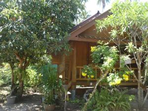 una cabaña en medio de algunos árboles en Pasai Beach Lodge, en Ko Yao Noi