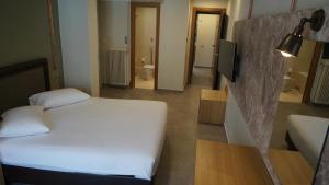 Postel nebo postele na pokoji v ubytování Kastalia Boutique Hotel