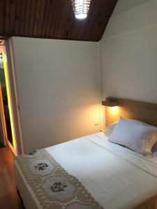 Un dormitorio con una cama blanca con luz. en San San Andrés Dream House 5 by BBBSAI, en San Andrés