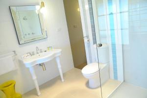 y baño con aseo, lavabo y ducha. en Sovereign Hill Hotel, en Ballarat