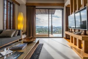TV a/nebo společenská místnost v ubytování Andakiri Pool Villa Panoramic Sea View