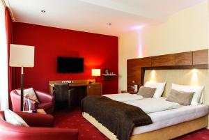 Łóżko lub łóżka w pokoju w obiekcie Hotel Salzburg