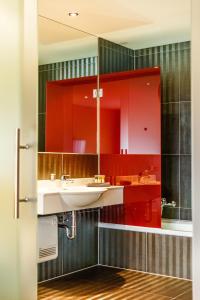 ein Bad mit einem Waschbecken und einem Spiegel in der Unterkunft Hotel Salzburg in Salzburg