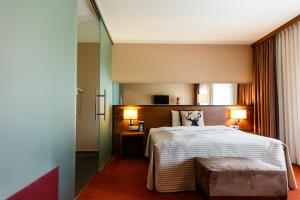 pokój hotelowy z łóżkiem i 2 lampami w obiekcie Hotel Salzburg w mieście Salzburg