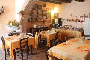 un restaurante con mesas y sillas en una habitación en Agriturismo La Selva, en Siena