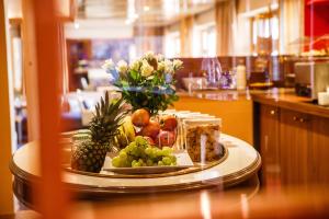 ein Tablett mit Obst und Gemüse auf dem Tisch in der Unterkunft Hotel Salzburg in Salzburg
