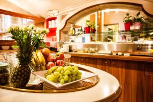 eine Küche mit einem Obstteller auf dem Tisch in der Unterkunft Hotel Salzburg in Salzburg