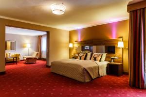 Łóżko lub łóżka w pokoju w obiekcie Hotel Salzburg
