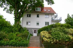 ツィノヴィッツにあるFewo Zinnowitz Ostseequartettの白い家
