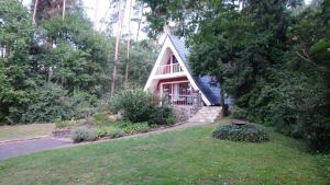 ein kleines Haus inmitten eines Gartens in der Unterkunft Finnhütte Rudolf in Garitz