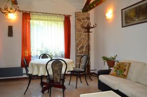 - un salon avec une table et un canapé dans l'établissement Holiday Home Tanevi, à Brezhnitsite
