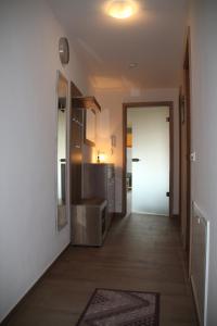 a hallway with a door leading to a kitchen at Stadtwohnung Hans in Füssen