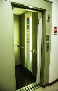 - un couloir d'ascenseur avec un miroir dans la chambre dans l'établissement Hotel Pinheiro Manso, à Seara