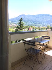 stół i krzesła na balkonie z widokiem w obiekcie Trento Life w Trydencie