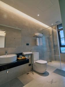 een badkamer met een toilet, een wastafel en een douche bij Yulaikung B&B in Yung-an-ts'un