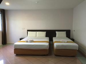 מיטה או מיטות בחדר ב-Raja Inn
