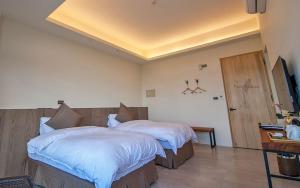 Rúm í herbergi á Yulaikung B&B