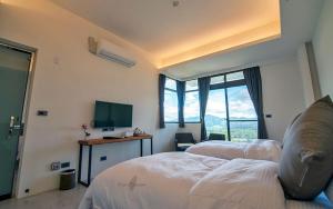 Rúm í herbergi á Yulaikung B&B