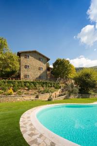 Bazén v ubytovaní Il Castello di Rigutinelli alebo v jeho blízkosti