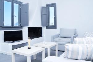 Μια τηλεόραση ή/και κέντρο ψυχαγωγίας στο Ionathan Koufonisia Suites