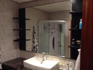 La salle de bains est pourvue d'un lavabo et d'un miroir. dans l'établissement Appartement Rabat Haut Agdal, à Rabat