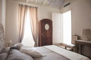 a room with a bed and a clock on the wall at B&B Il Fosso Bianco in Bagni San Filippo