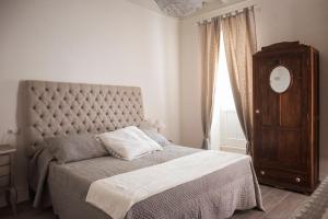 a bedroom with a bed and a dresser at B&B Il Fosso Bianco in Bagni San Filippo
