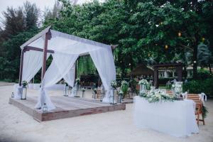 Сад в Tup Kaek Sunset Beach Resort-SHA Plus