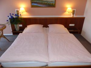Ein Bett oder Betten in einem Zimmer der Unterkunft Hotel Dorotheenhof
