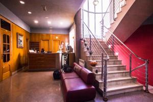 a room with a staircase with a couch and a stair case at Hotel Las Moreras in León