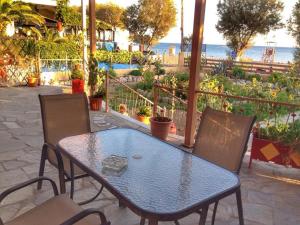 una mesa y dos sillas sentadas en un patio en AegeanHeaven, en Skala Eresou
