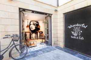 Jízda na kole v ubytování Winederful Hostel & Café nebo okolí