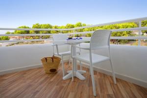 Balkon lub taras w obiekcie FERGUS Style Cala Blanca Suites