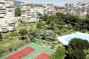 Tenis alebo squash v ubytovaní Apartamento Playamar 16 alebo jeho okolí
