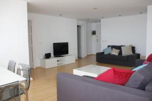 sala de estar con sofá y TV en Apartamento Playamar 16, en Torremolinos