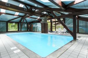 une grande piscine dans un immeuble avec des fenêtres dans l'établissement APARTMENT REFUGE DE BELLACHAT - Alpes Travel - Les Houches - Sleeps 4, aux Houches