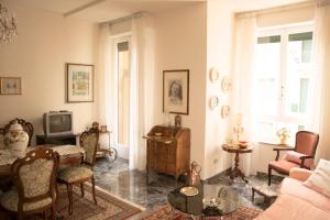 een woonkamer met een bank en een tv bij Casa di Gina in Verona