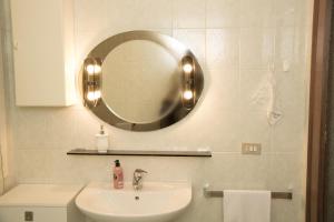een badkamer met een wastafel en een spiegel aan de muur bij Casa di Gina in Verona +16 foto's