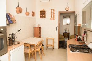 een keuken met een kleine tafel en een keuken met een fornuis bij Casa di Gina in Verona